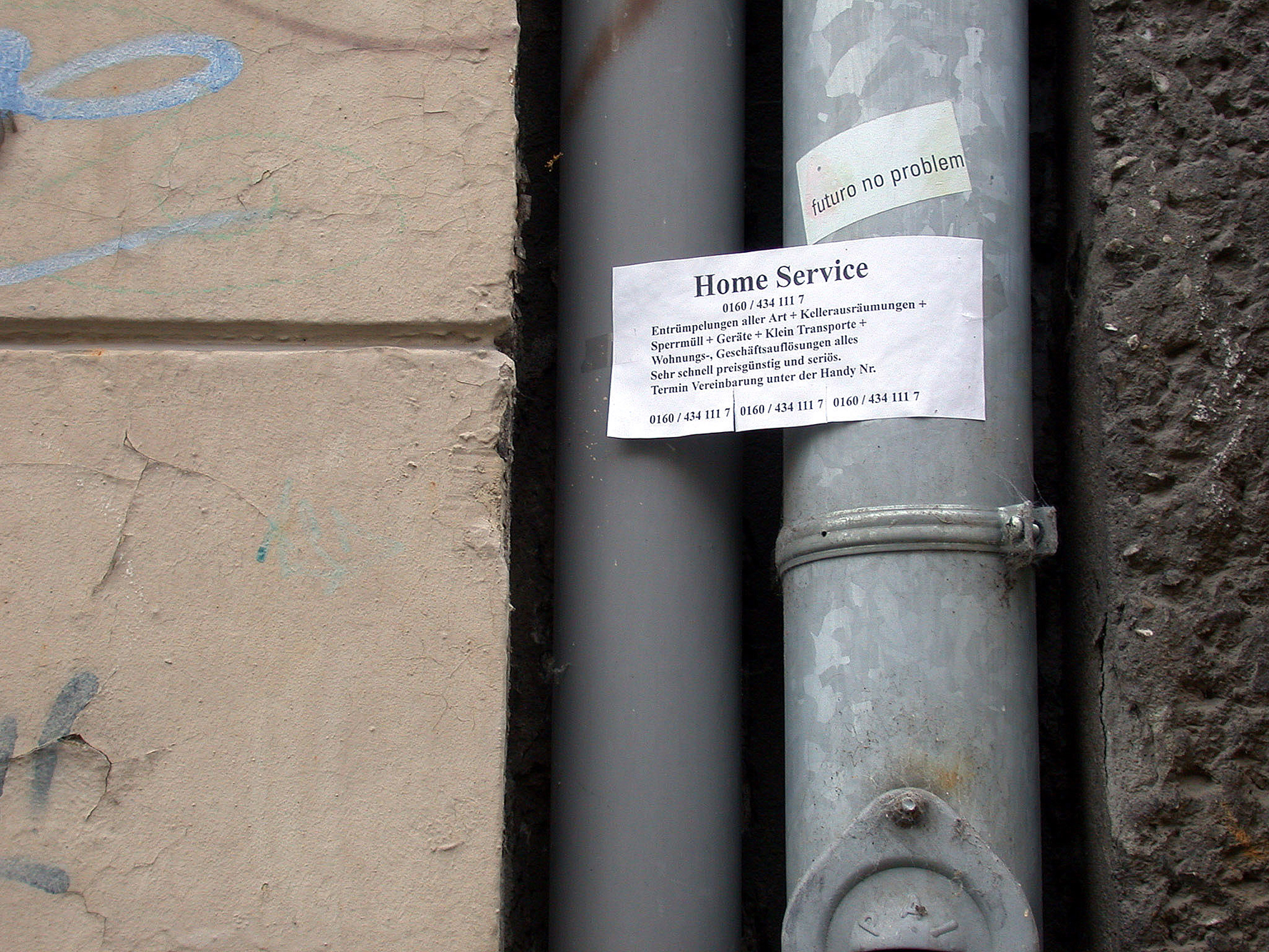 Christoph Radke, Berlin, Marienburger Straße, Regenrohre mit kleinen Zetteln, 2001